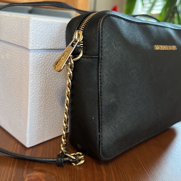 Micheal Kors crossbody purse - Picture 2 of 9